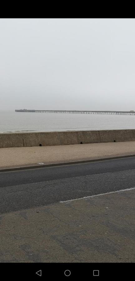 Lovely 2-Bed Caravan In Walton On The Naze Extérieur photo