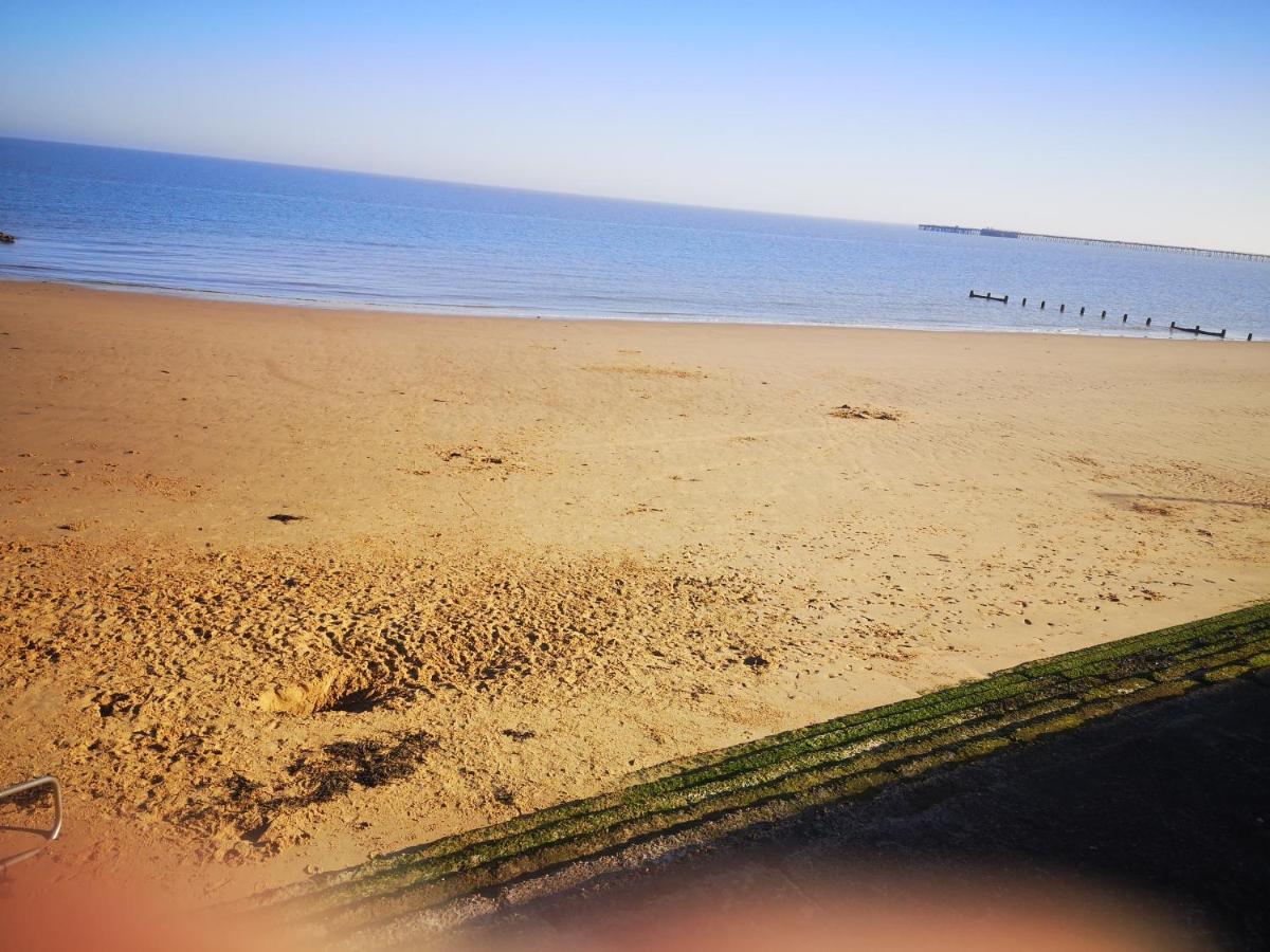 Lovely 2-Bed Caravan In Walton On The Naze Extérieur photo