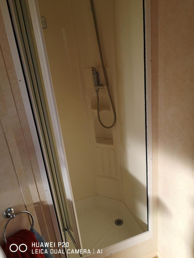 Lovely 2-Bed Caravan In Walton On The Naze Extérieur photo
