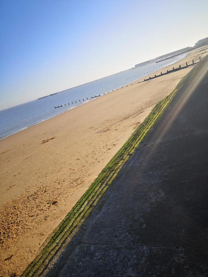 Lovely 2-Bed Caravan In Walton On The Naze Extérieur photo